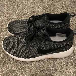 Nike Roshe Run One Flyknit Wolf Grey Black White Women's Size 10